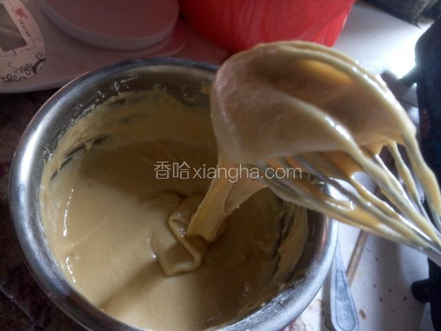 混合好的面糊，是很顺滑浓稠的，盖上保鲜膜，室温松弛2小时