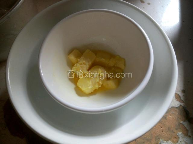 这时将黄油隔温水融化