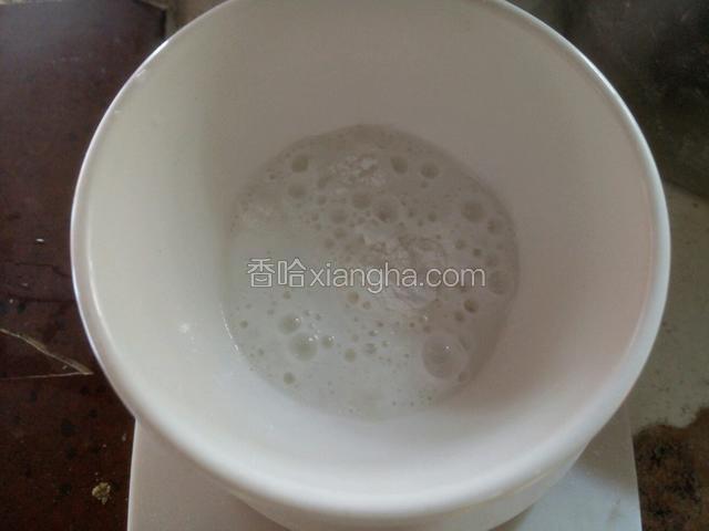 这时在碗中放入泡打粉，用适量水化开，混合到面糊中