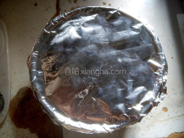 将模具上用锡纸盖住（为了防止蒸的时候水汽滴到面糊中）