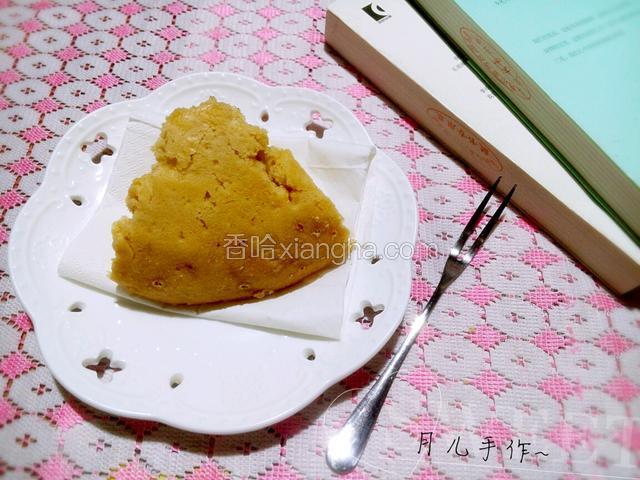 做好的马拉糕切块即可食用