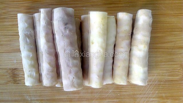 把山药段放在面板上，用刀统一切成长10厘米的小段。