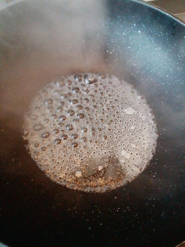 锅中放2勺白糖半小碗清水熬开
