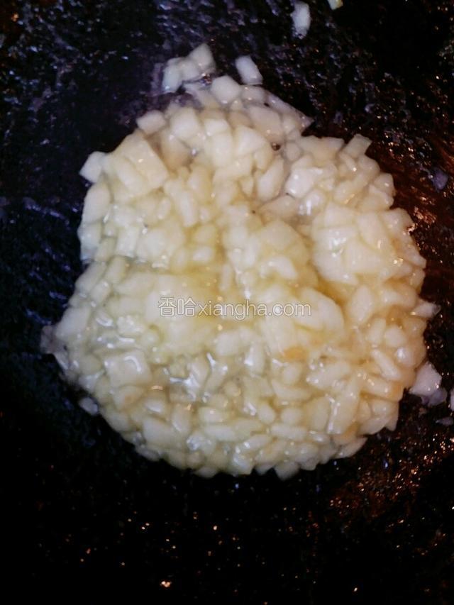 熬到水不多时勾少许欠 成蜂蜜苹果酱