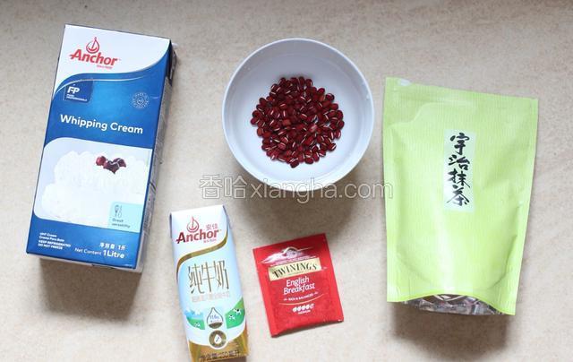 准备好食材，红豆提前洗干净，浸泡两小时。奶油和牛奶我用是安佳的，抹茶是日本宇治抹茶，味苦发涩，茶味浓，比较适合做烘培