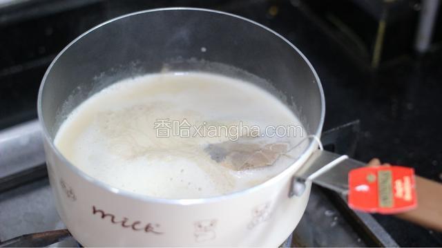 奶锅中放入煮好的红豆汤（不要红豆）差不多100ml，倒入250ml牛奶，一个红茶包，用小火煮奶茶，煮沸离火
