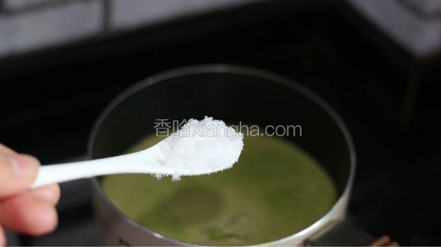 加入适量的糖，搅拌均匀即可。由于抹茶比较苦，我差不多加了3勺糖，甜味大家可以根据自己的口味来决定