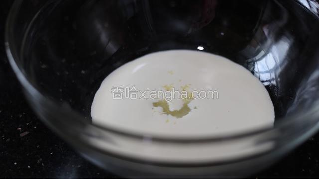 做奶盖:取一个无水无油的大碗，倒入适量的淡奶油和半勺糖，奶盖的大小大家根据自己杯子决定，我奶盖做的比较多