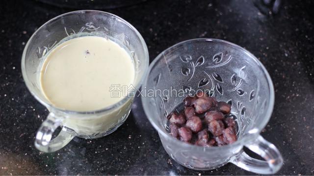 取两个杯子，杯底铺上红豆，倒入大半杯奶茶，然后把打发的奶油装裱花袋，随意裱花就行