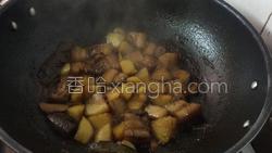 红烧肉炖土豆的做法图解21