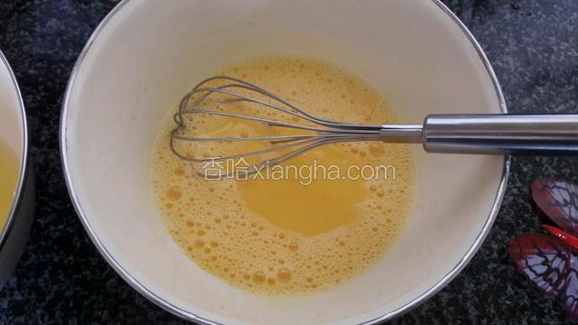 先调蛋黄糊，5个蛋黄加入玉米油，鲜橙汁，盐，20克白糖用打蛋器搅拌均匀。