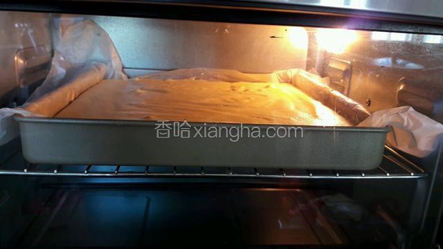 放进160度预热10分钟之后的烤箱，进行烘烤20分钟。