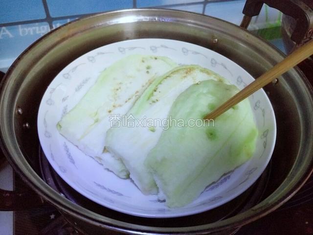 茄子蒸至用筷子能轻松扎透就可以了。