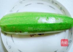 番茄酱炒西葫芦的做法图解1