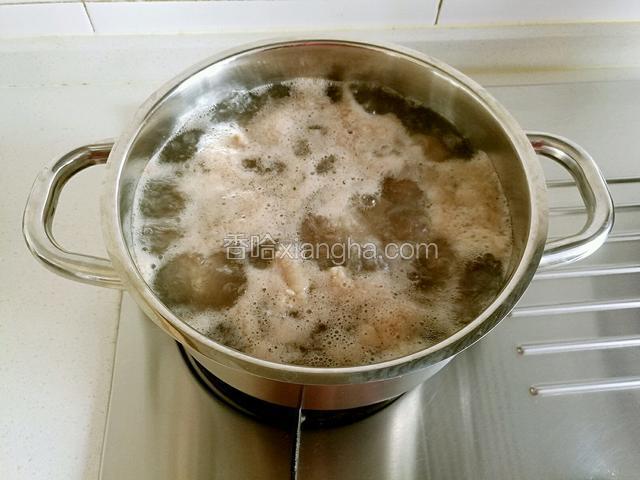 锅中水烧开，放入牛腩焯出浮沫后捞起洗净控干水份。