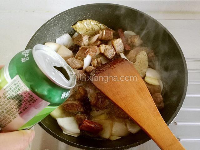 再倒半罐啤酒下去，放料酒也行。