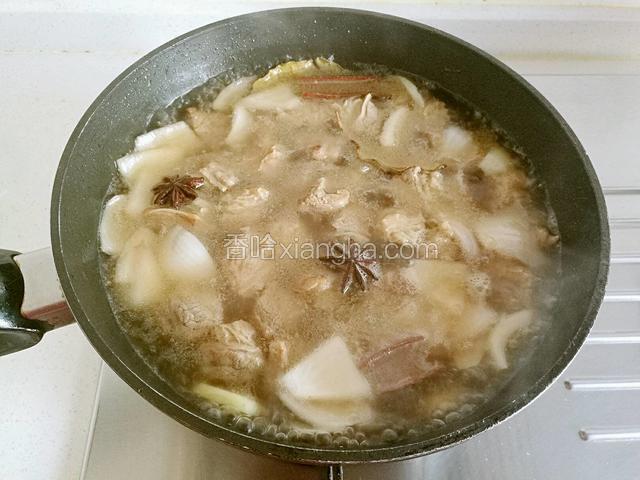然后加入开水，水量要漫过牛腩，期间牛腩没烂，水干了的话也需要加开水的。