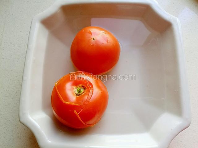 西红柿用热水烫至皮裂开。