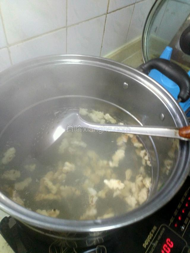 将核桃砸开剥好，放入锅中焯水，焯好后用凉水拔一下！