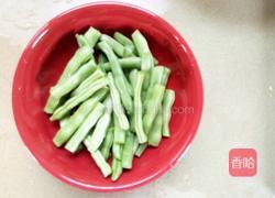 豆角炒肉片的做法图解1