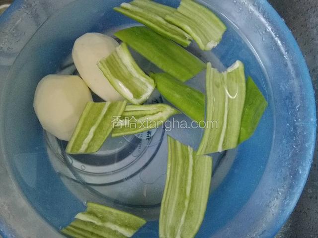 首先准备好去皮土豆、去瓤尖椒，清水洗净；