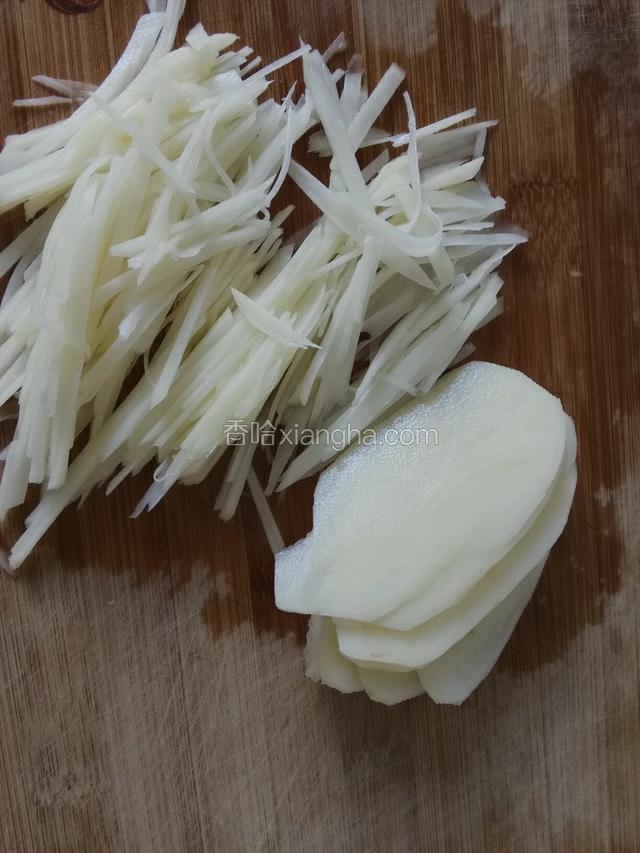 土豆切片再切丝；