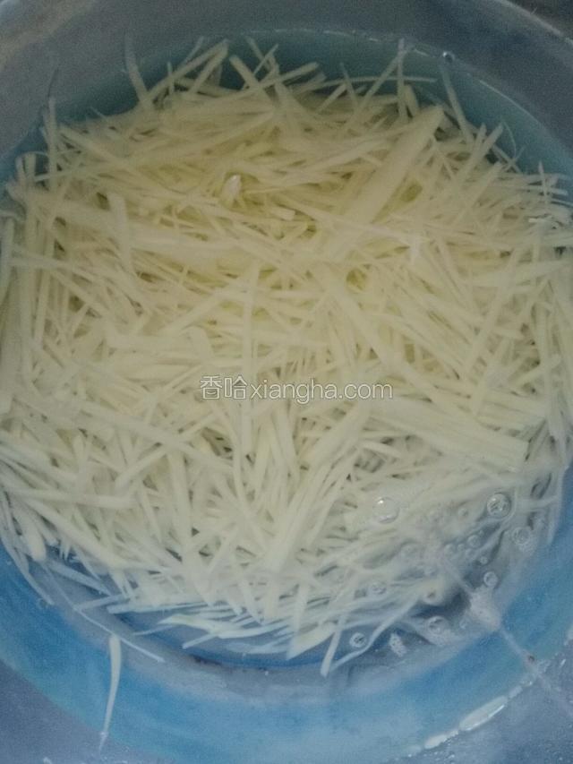 切好的土豆丝放入清水里，浸泡两遍；