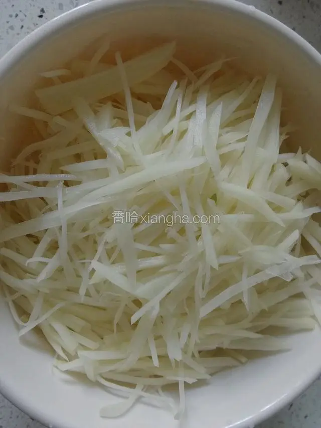 捞出土豆丝控干水分；