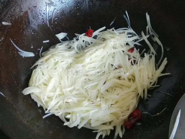 土豆丝变色变软；