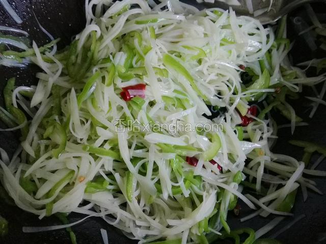 加入尖椒大火爆炒两分钟；