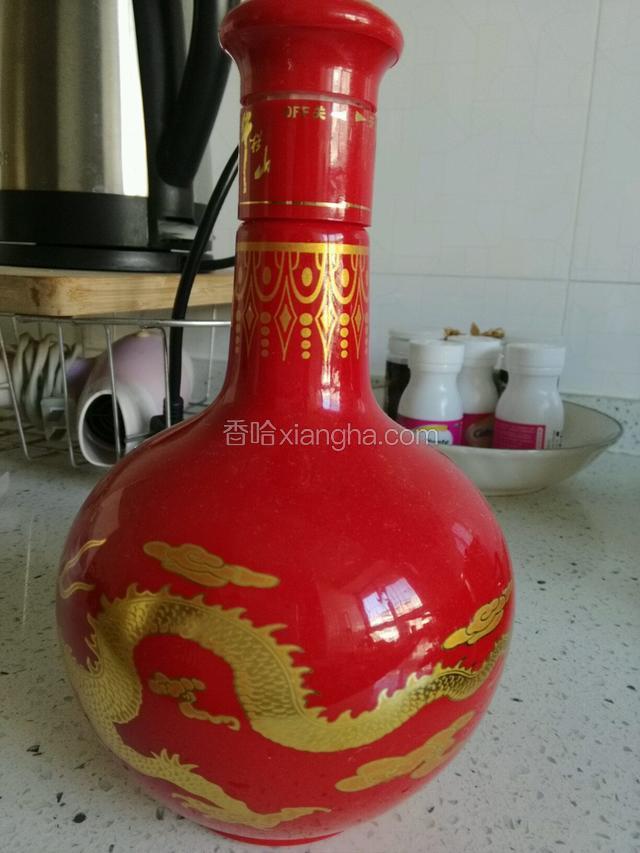 烹入适量白酒入味爆炒一分钟，关火点鸡精；