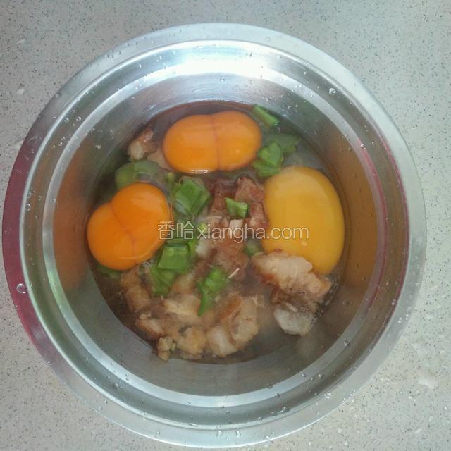 鸭蛋搁入盆中，和把所有材料也一起加进去搅拌均匀，鸭蛋双黄的显得有点多