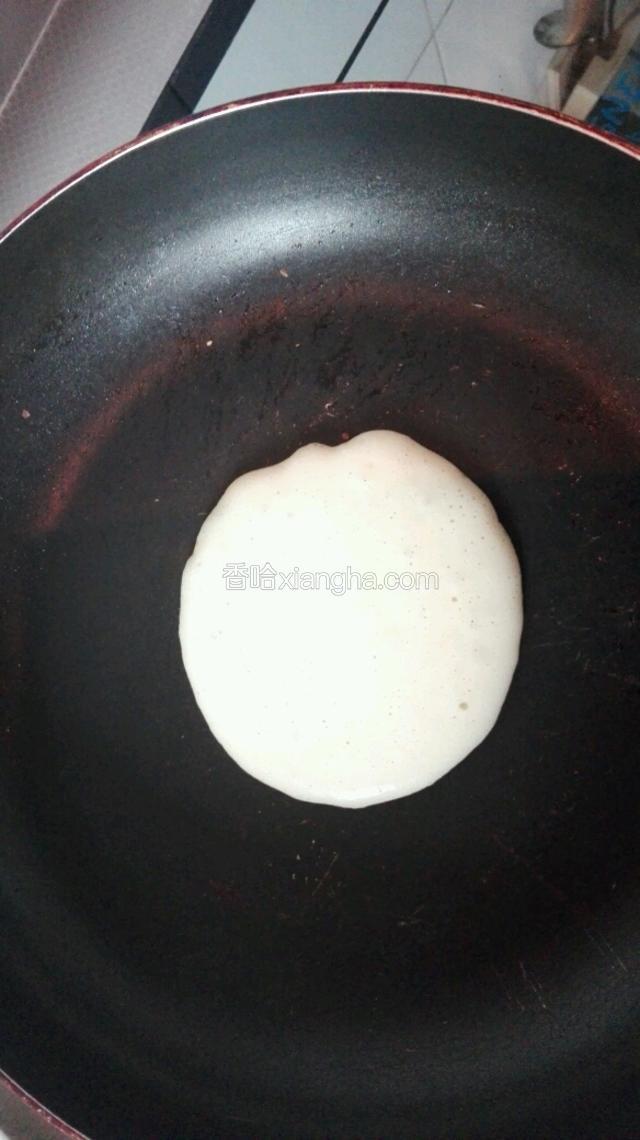 当上面开始冒泡，用平底铲反面。