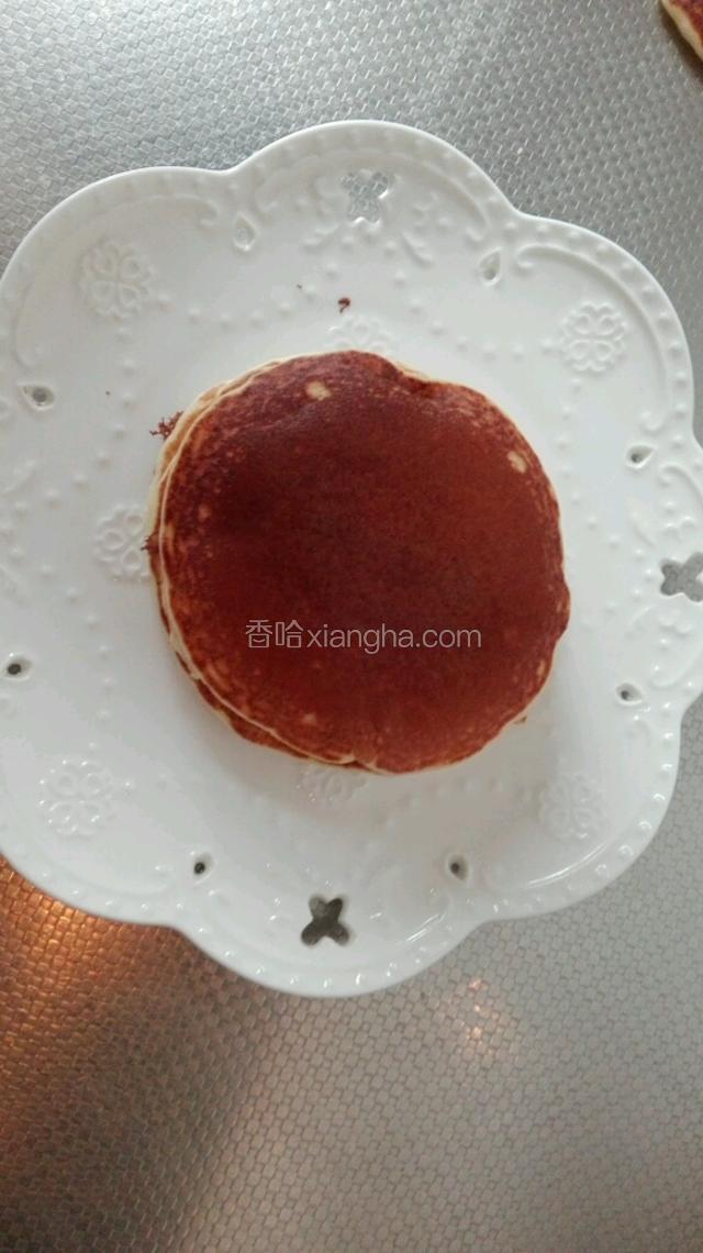 将煎好的松饼一个个的落在盘子里。