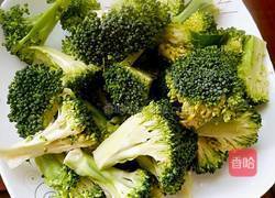 西蓝花蔬菜沙拉的做法图解1