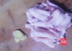 猪肉酸菜炖粉条的做法图解1