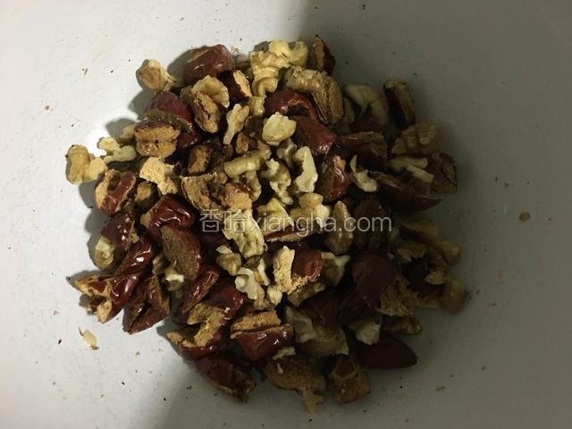 红枣洗净晾干去核和核桃仁一同切成颗粒状称重备用；