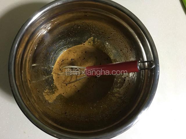 一个鸡蛋打散放加入50克黑糖搅拌至无颗粒状态（如果黑糖有颗粒则需要过筛后再进行下一步）；