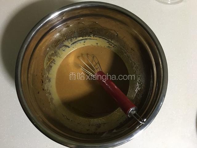 加入120克淡奶油或酸奶40克玉米油搅拌均匀；