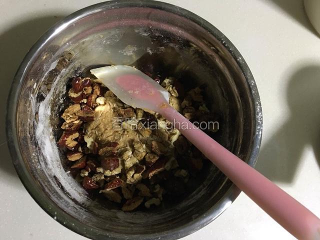 用刮刀翻拌至无干粉，加入红枣和核桃粒；