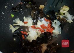 枸杞炒双耳的做法图解5