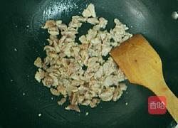 韭菜花炒肉的做法图解3