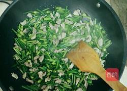 韭菜花炒肉的做法图解4