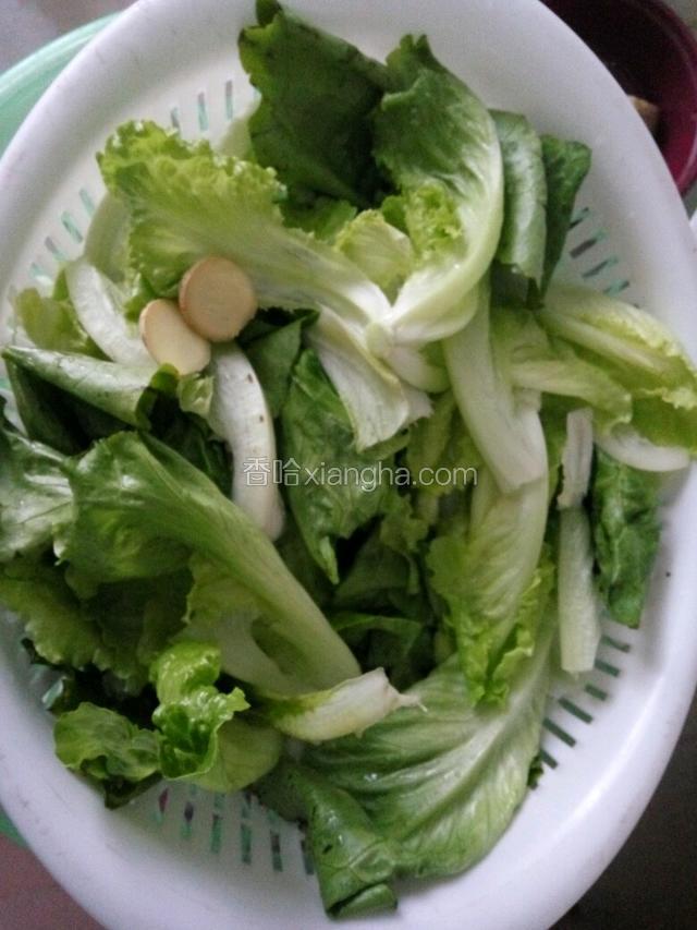 把生菜洗干净并晾干水
