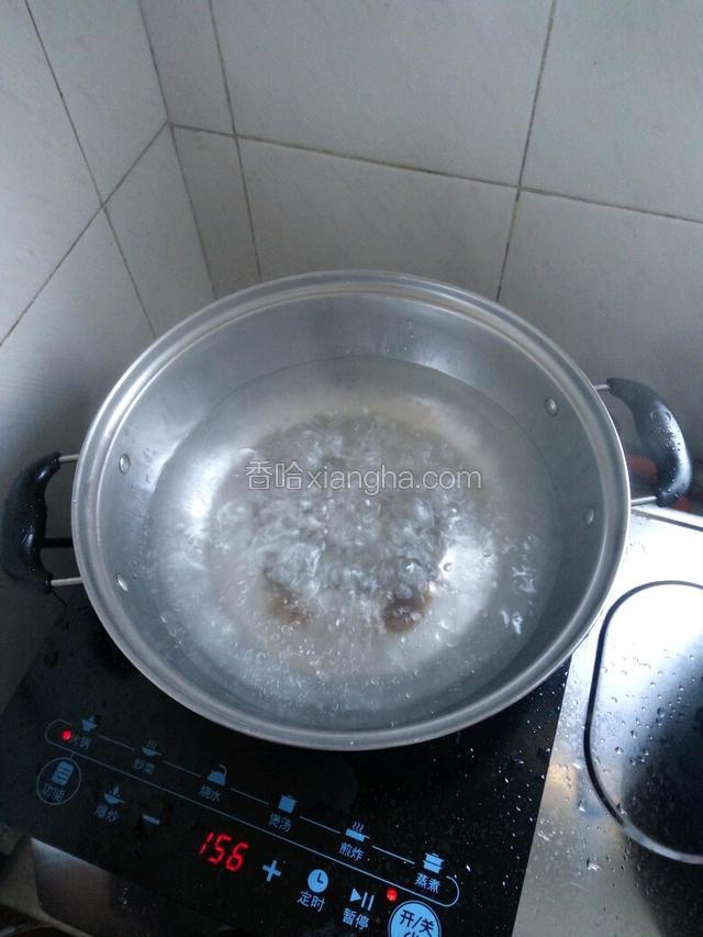 先把水煮沸腾