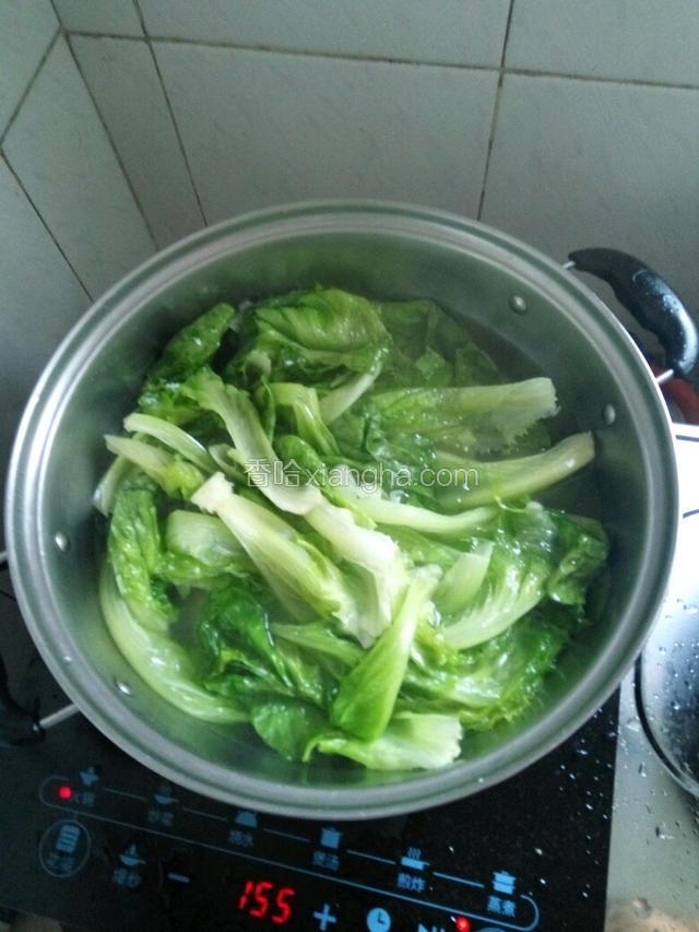把生菜煮熟后用盘子装好，不需要加盐