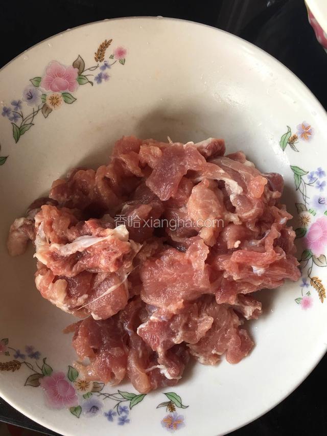 肉切片，加生粉和少许清水抓匀备用！