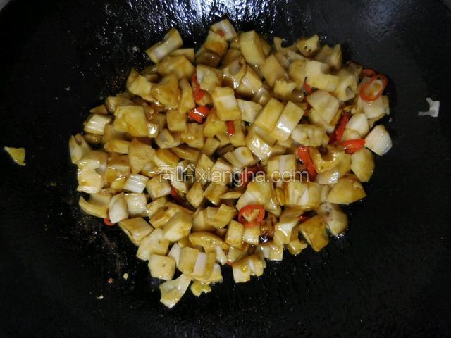 待水快烧干后，放入酱油，适量的醋  ，盐炒匀，然后再撤上点芝麻就可以起锅了