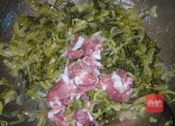 瘦肉炒酸菜的做法图解4
