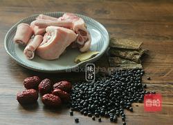 黑豆杜仲猪尾汤的做法图解1